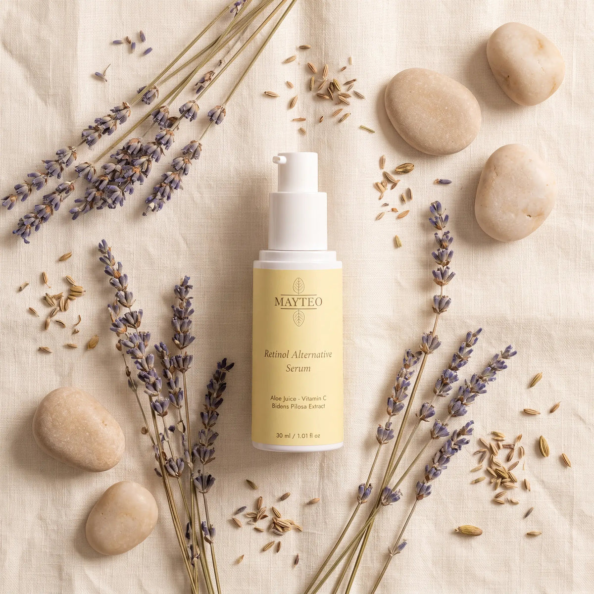 Mayteo Retinol Alternative Serum, flat lay met natuurlijke elementen